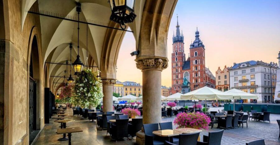 Krakow: St. Mary's Church and Rynek Underground Museum Tour - Medieval streets and the Main Square’s 800-year gravity