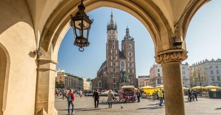 Krakow: Traditional Street Food Walking Tour - Start point: Saint Mary’s Church and an easy way to find the group