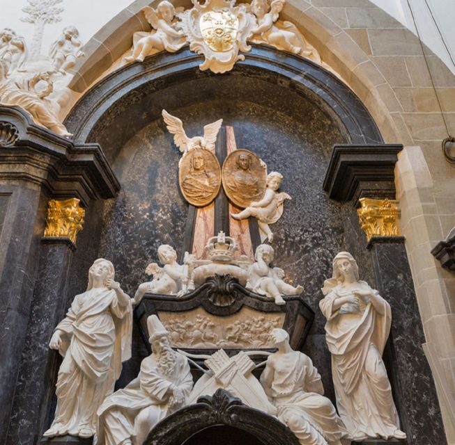 Krakow: Wawel Castle and Cathedral Guided Tour - The guides: what to expect from the human part
