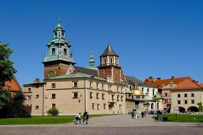 Krakow: Wawel Castle & Cathedral Guided Tour - Wawel Castle Interiors: Renaissance Meets Baroque Court Life