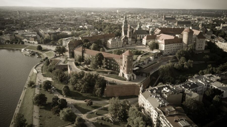 Krakow: Wawel Castle Guided Tour - Wawel Castle in 2 Hours: The Real Shape of the Experience