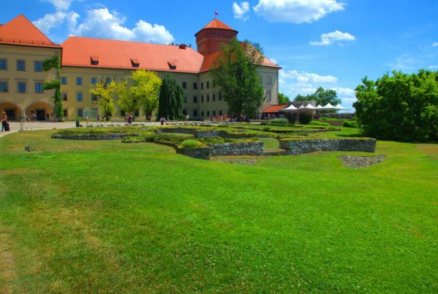 Krakow: Wawel Castle Guided Tour with Entry Tickets - Inside Wawel Castle: Rooms, Exhibits, and the Royal-Life Details