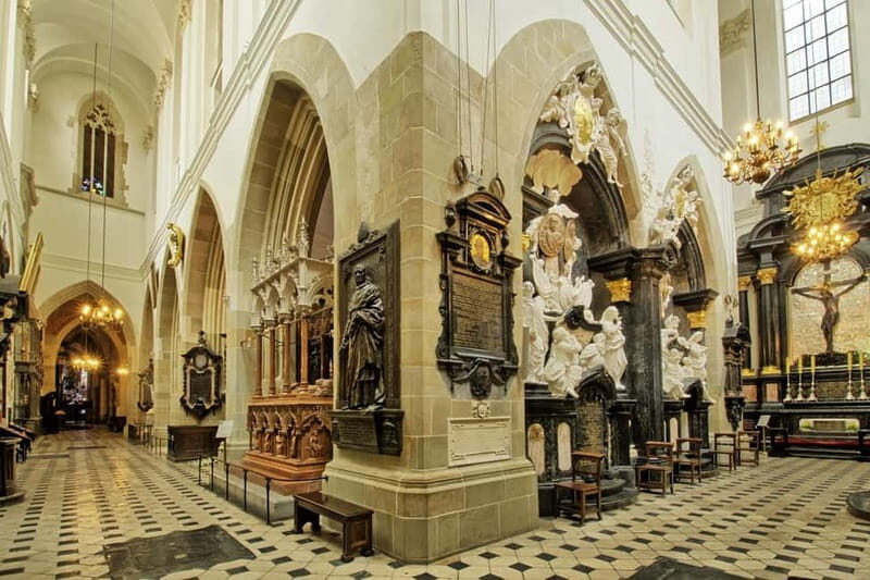 Krakow: Wawel Cathedral Guided Tour with Admission Tickets - Entering Wawel Cathedral: The Polish Notre Dame Feeling, Made Understandable