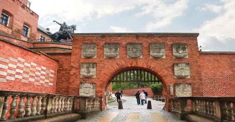 Krakow: Wawel Cathedral Guided Tour with Admission Tickets - Coronations and Royal Life: Why This Place Was So Central