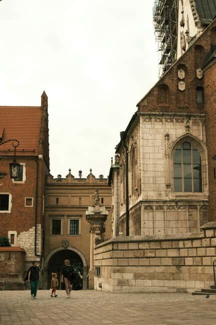 Krakow: Wawel Guided Tour – Cathedral and/or Castle - Private apartments and royal chambers: where the tapestries take over
