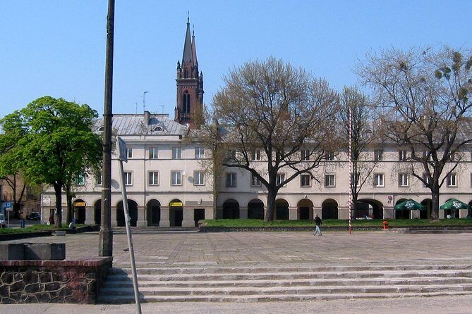 Lodz Old Town Manufaktura Highlights Private Walking Tour - Izrael Poznański Palace and the Freedom Square war memorials