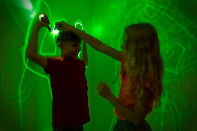 Museum of illusions Entry Ticket - Staff and photo help: Why the guide presence is a big deal