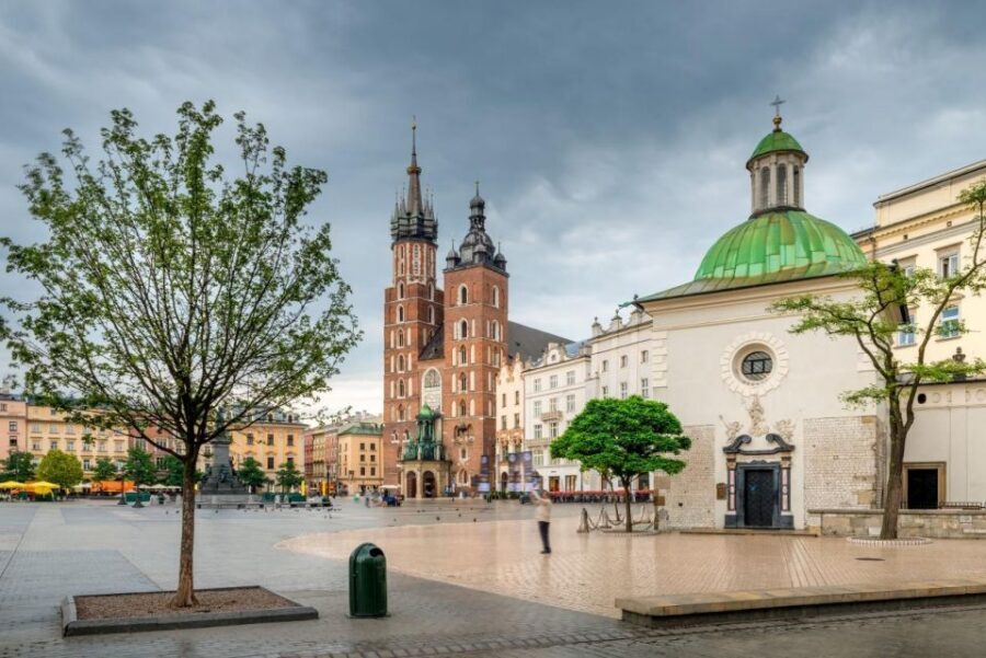 Old Town, St. Mary's Basilica and Rynek Underground Tour - Entering St. Mary’s Basilica: Gothic Beauty and the Veit Stoss Altar