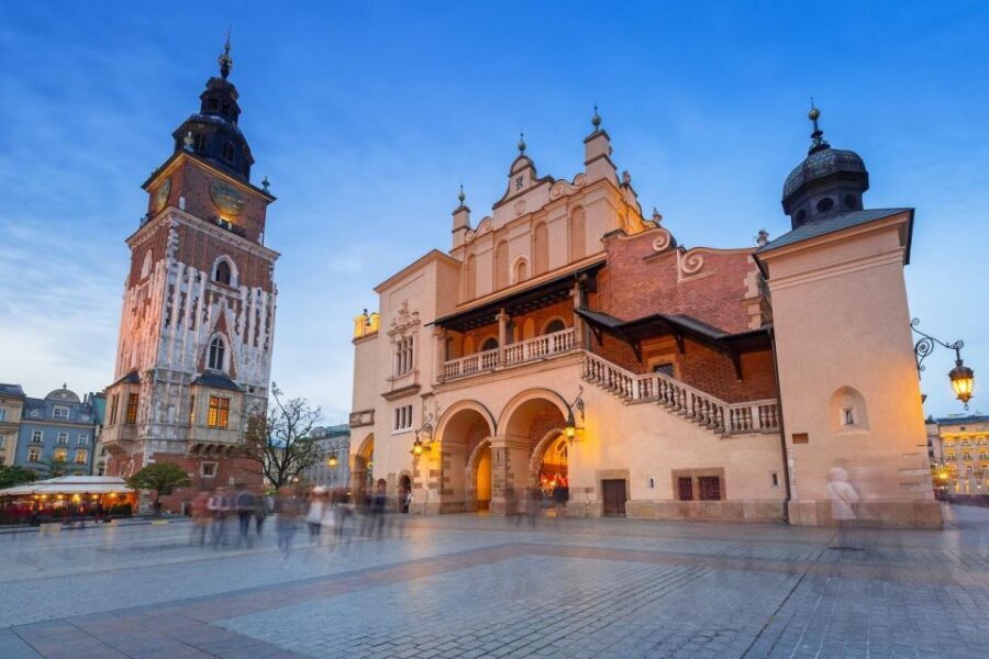 Old Town, St. Mary's Basilica and Rynek Underground Tour - Practical Tips: Language Choice, Timing, Dress Code, and Group Pace