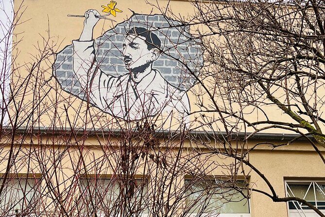 Past Meets Present in Warsaw's Jewish Ghetto - Meet Mona: the tone that makes the walk land