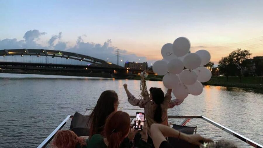 Picturesque Cruise on the Vistula in the Heart of Krakow - English Support and How the Onboard Explanation Works