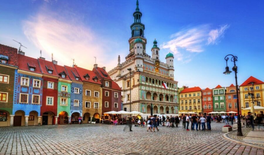 Poznan Private City Walking Tour from Cathedral Island - Freedom Square: 19th-century Poznan shows its civic face