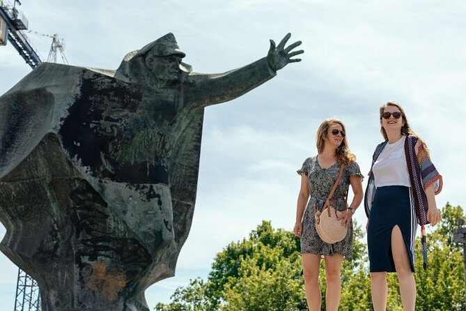 Private City Kickstart Tour: Warsaw - Pilsudski Square’s Eternal Flame and the Palace Remnant
