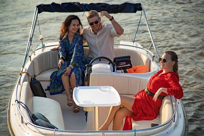 Private Cruise on Vistula in Warsaw for 4 with our Helmsman - Rejsowisko and Barka Wir: Your Start Point and the Timing Trick