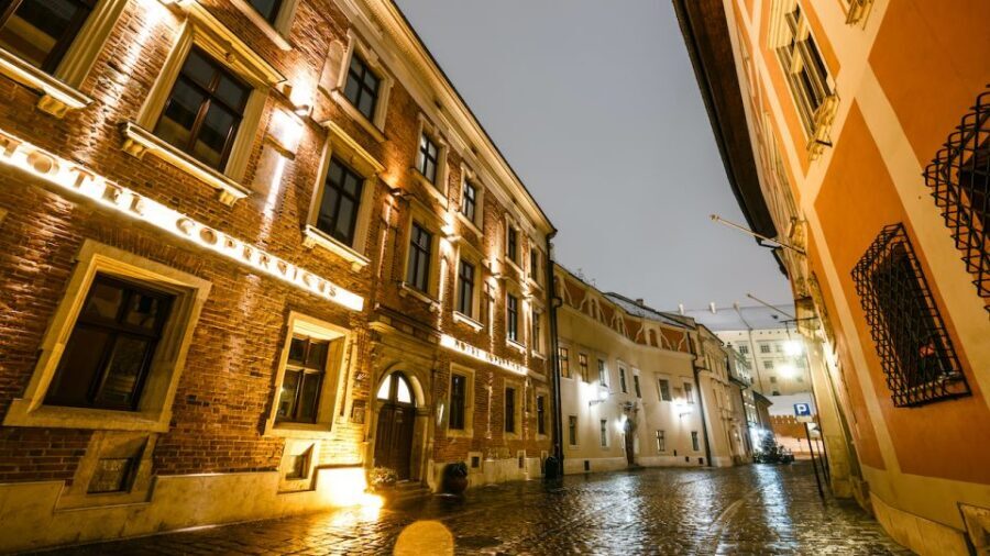 Private Krakow Tour: St. Mary’s, Cloth Hall & More - Main Market Square and Cloth Hall: Krakow’s trade engine