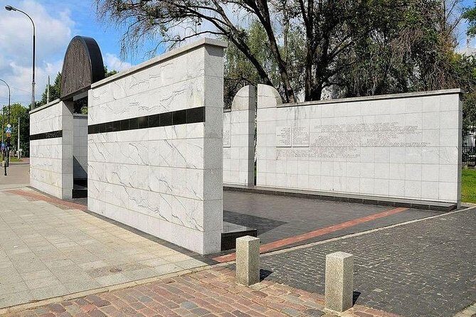 Private Tour: Warsaw Ghetto with a local Historian - The private format: how the route feels in real life