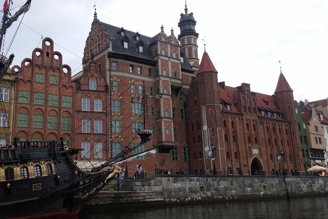 Private Walking Tour of Old Gdańsk with an architect-guide - Mariacka Street and the gates: how the route builds mood