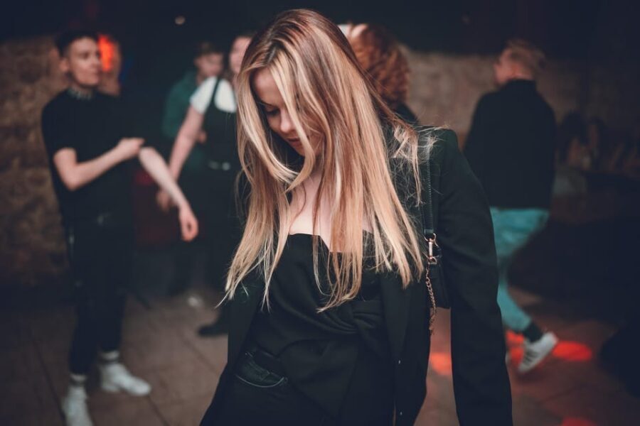 Pub Crawl - 1-hour Open Bar then Vip to 5 Clubs - Krakow - Old Town Walking: How the Evening Stays Social