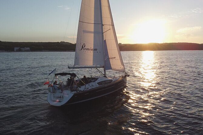 Sopot: Yacht Cruise Around the Bay with Welcome Drink - Deck time strategy: quiet front vs chatting back