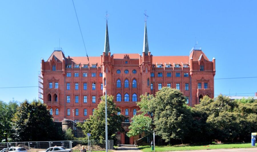 Szczecin: Old Town Highlights Private Walking Tour - Skipping the ticket line and getting inside what’s worth it
