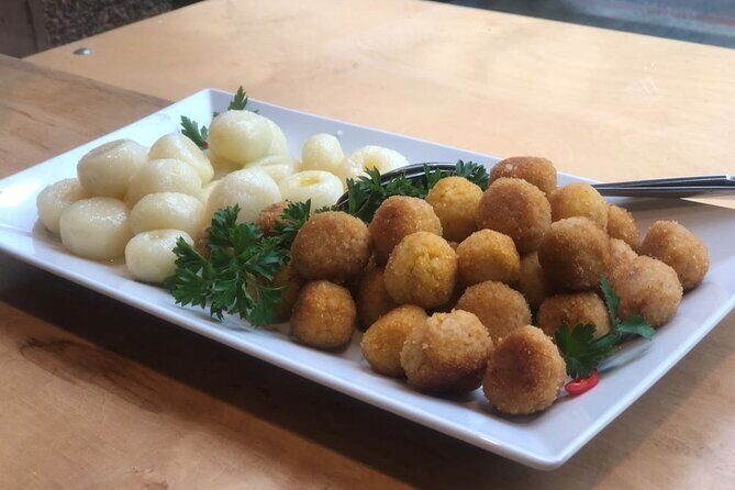 Taste of Poland, Old Town food tour and guided walk - 12 tastings - Kolumna Zygmunta: A Quick Stop That Explains a Bigger Idea