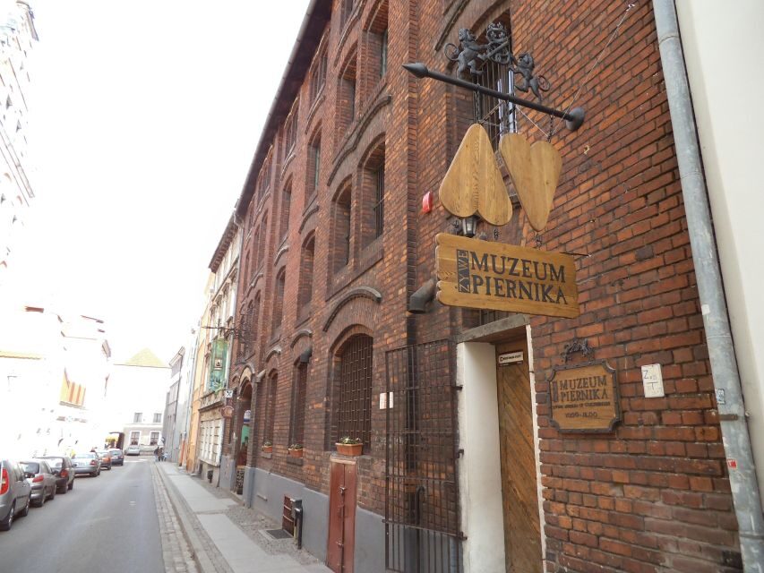 Torun Living Museum of Gingerbread and Old Town Private Walk - Your workshop: Make and decorate gingerbread in a historic setting