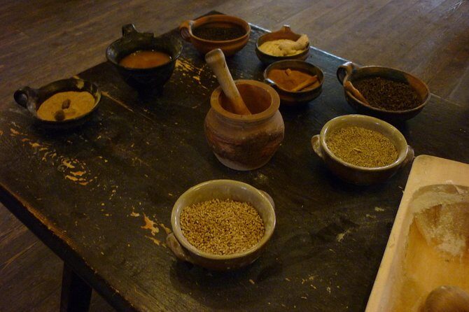 Torun Living Museum of Gingerbread and Old Town Private Walking Tour - Market Square walking: Gothic sights plus an easy rhythm
