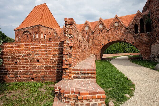 Torun Old Town Highlights Private Walking Tour - The water-edge gateways and the city’s theatrical side