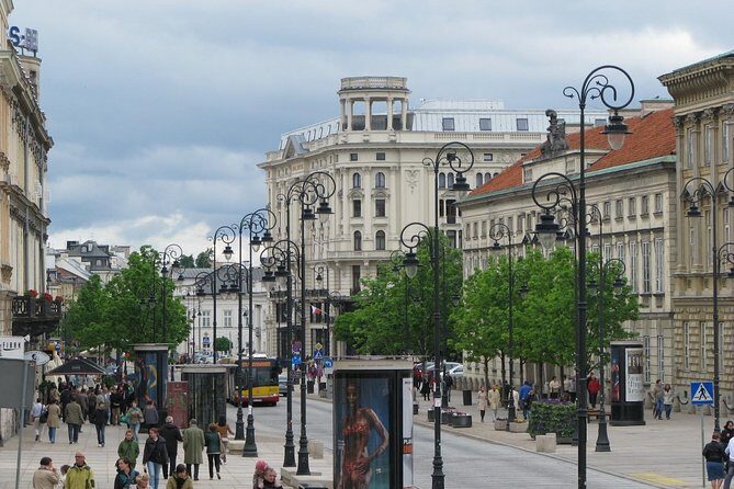 Walk through the Warsaw Old and New Town: like Phoenix from the ashes - Starting at Krakowskie Przedmieście: where your walk gets its direction