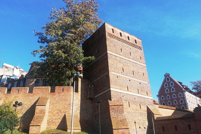 Walking Tour of the medieval Toruń - Krzywa Wieża (Leaning Tower): The First Landmark That Hooks You