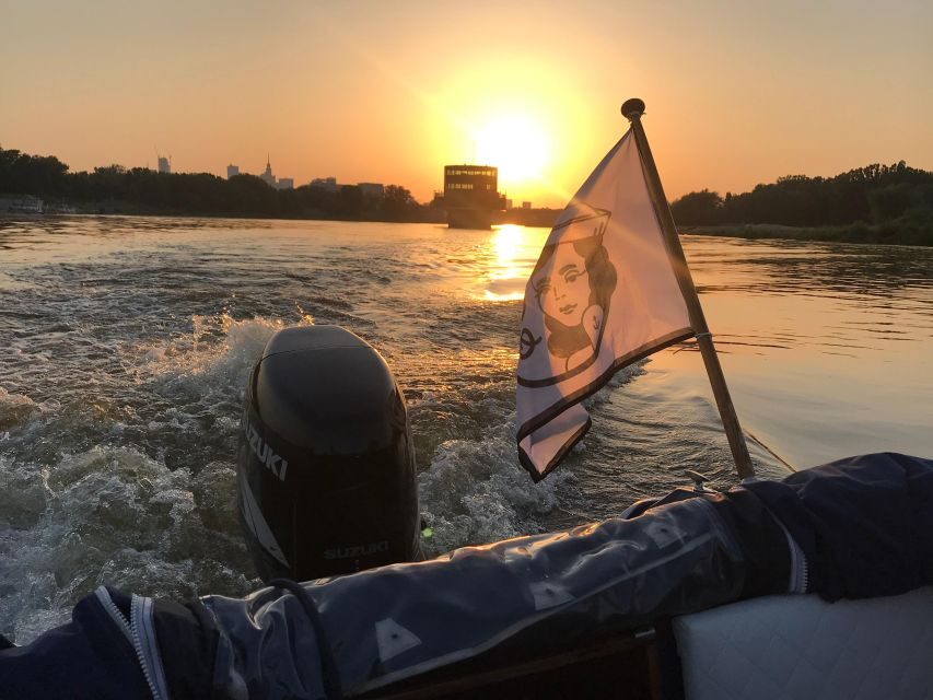 Warsaw: Evening Vistula Cruise with Welcome Drink - Right-bank Warsaw greenery and the port-side surprise