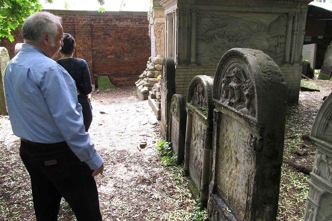 Warsaw Jewish Ghetto: private tour by retro car with hotel pickup - Janusz Korczak to Grzybowski Square: starting with a human choice