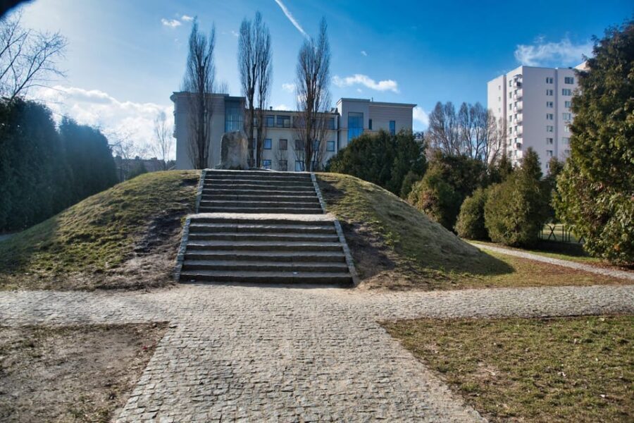 Warsaw: Jewish Heritage & Holocaust Walking Tour - Meeting at Castle Square and starting with the right orientation