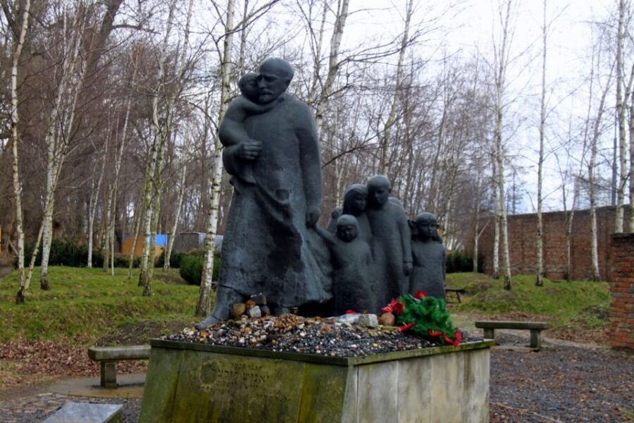 Warsaw Jewish Heritage Private Tour in Retro Fiat - Ghetto Heroes Monument, plus the Museum of the History of Polish Jews