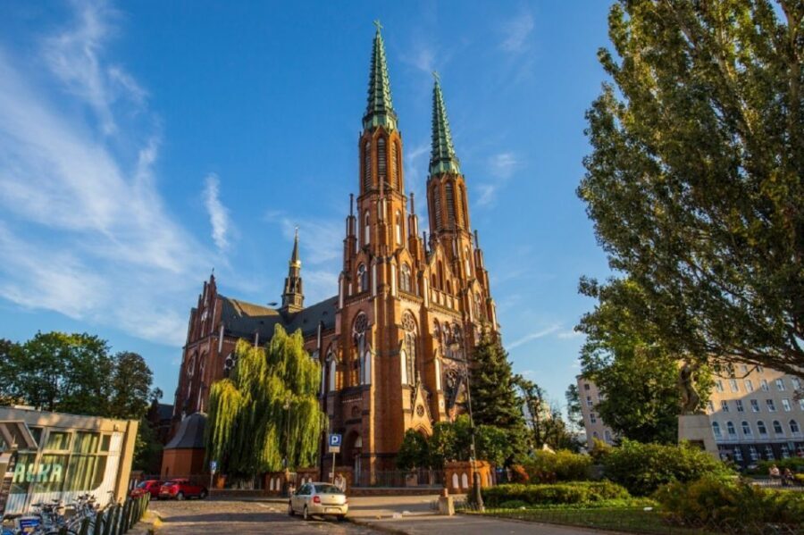Warsaw: Praga District Tour with Vodka Museum and Tasting - Crossing to Praga: the east-bank Warsaw you rarely see