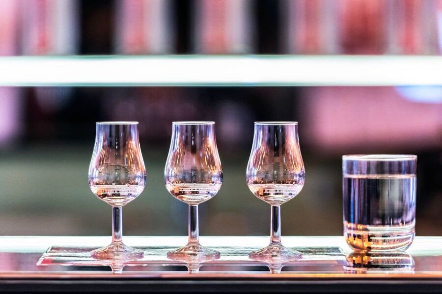Warsaw: Praga District Tour with Vodka Museum and Tasting - Zabkowska Street and the pre-war tenement vibe