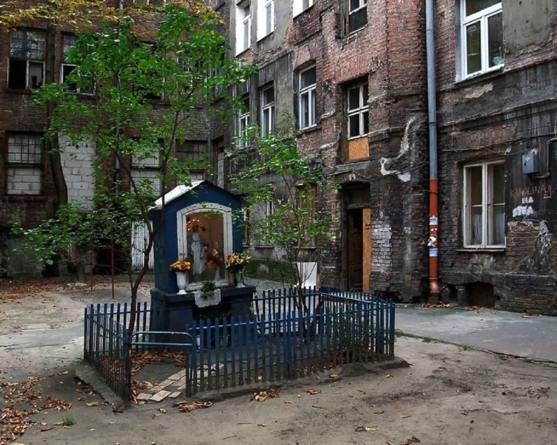 Warsaw: Praga District Tour with Vodka Museum and Tasting - Communism-era blocks and the post-industrial “Praga Soho” feel
