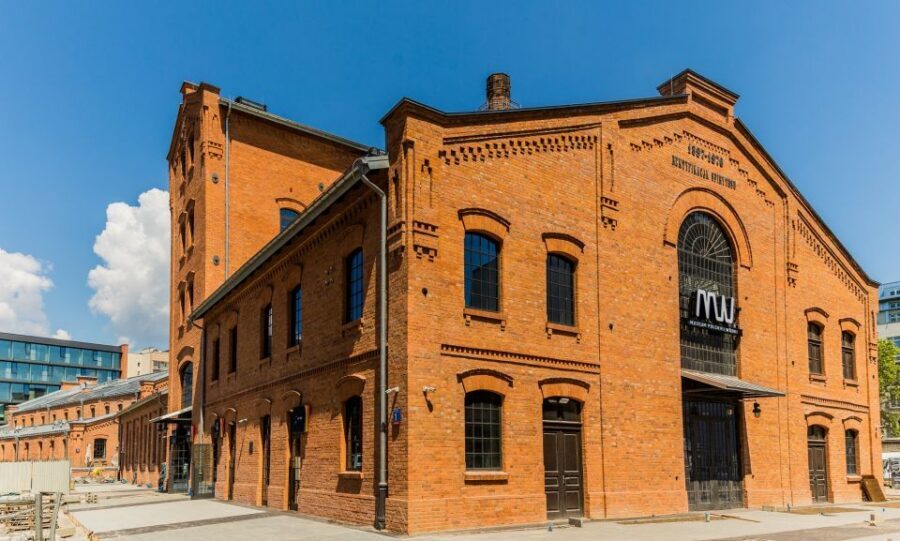 Warsaw: Praga District Tour with Vodka Museum and Tasting - Bazaar Rozyckiego: pyzy and flaki, plus how to order with confidence
