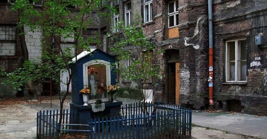Warsaw: Praga District Tour with Vodka Museum and Tasting - Monument and street memory: the Praga Backyard Band marker
