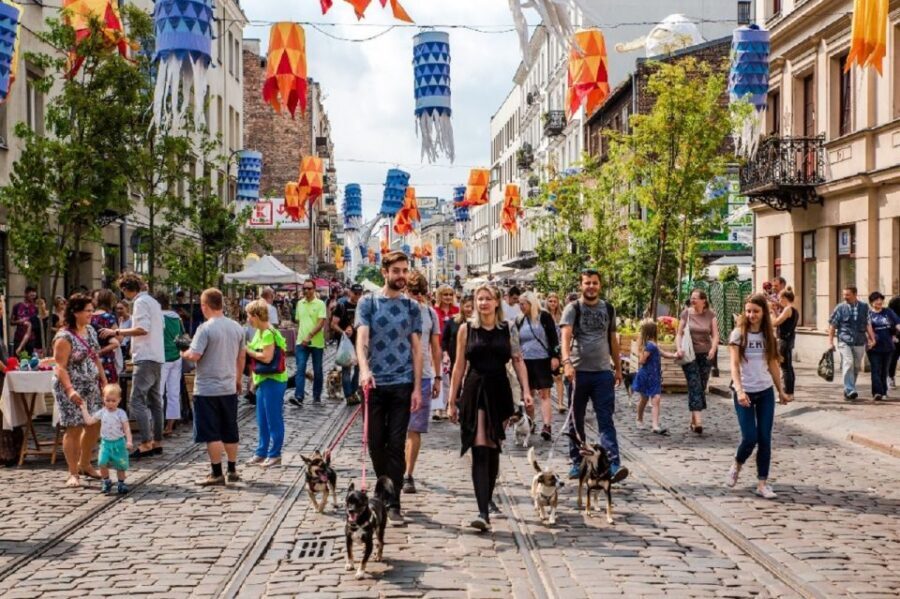 Warsaw: Praga District Tour with Vodka Museum and Tasting - Hidden shrines, old murals, and the “read-the-street” walk