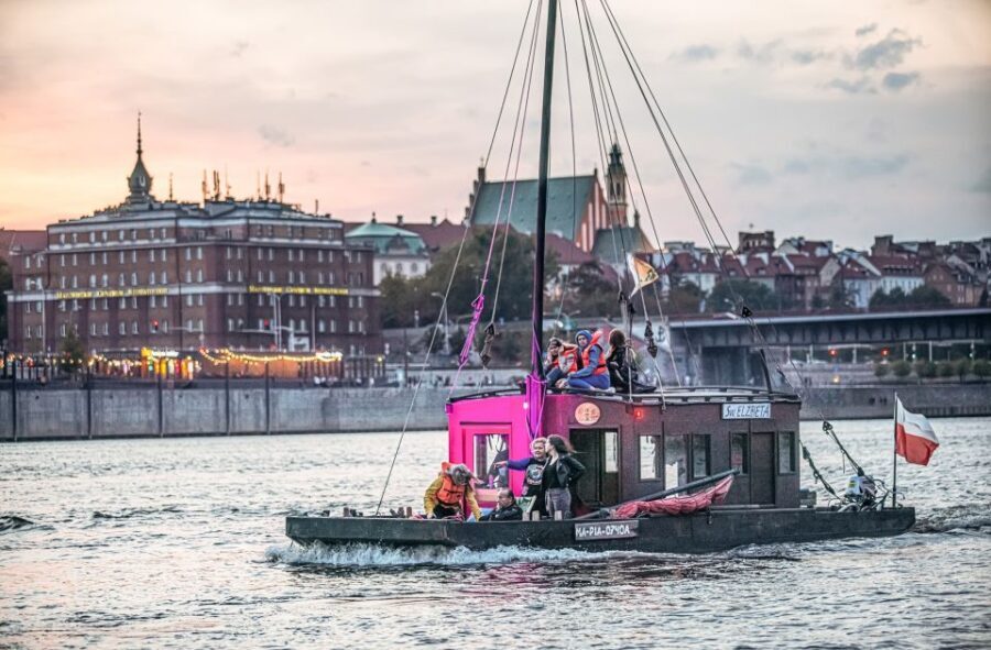 Warsaw: Traditional Galar Cruise on The Vistula River - Crossing toward Praga: a different Warsaw view from the right bank