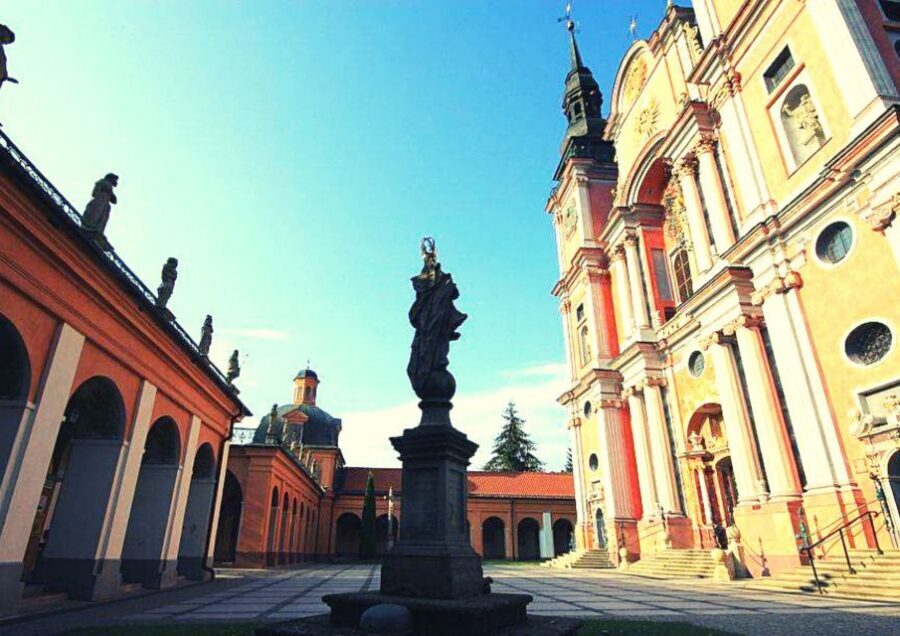 Warsaw: Wolf's Lair & Swieta Lipka Small-Group Tour + Lunch - Święta Lipka: a calmer guided break after WWII sites
