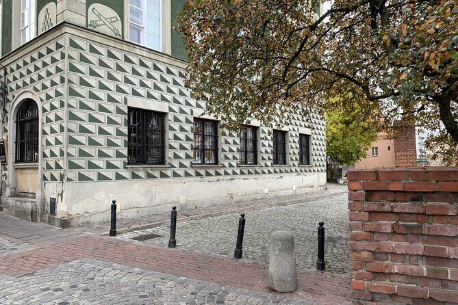 Warsaw's Old Town A Self-Guided Audio Tour - Mały Powstaniec: remembering child soldiers