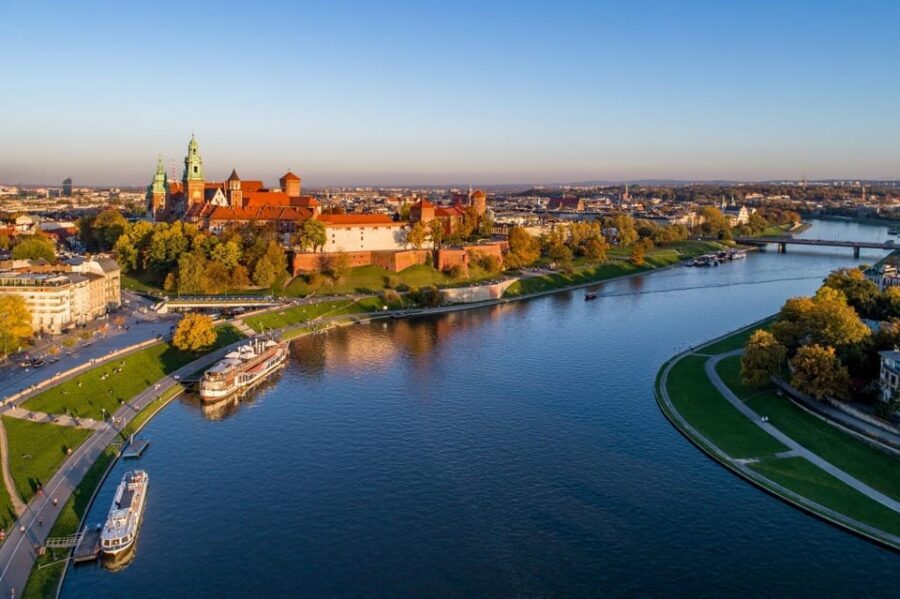 Wawel Castle and Cathedral Guided Tour - Wawel Cathedral: Gothic grandeur and the feeling of an active church