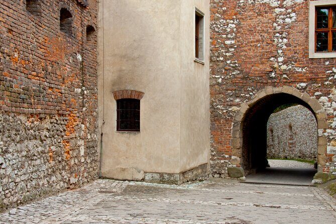 Wawel Castle and Cathedral Guided Walking Tour in Kraków - Tower Time and the Sigismund Bell Touch