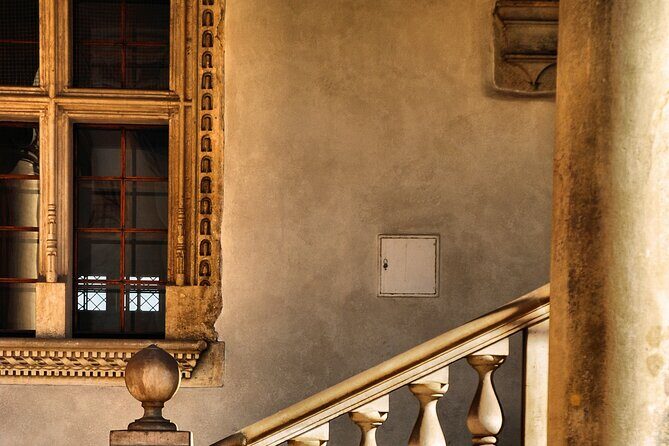 Wawel Castle and Cathedral Guided Walking Tour in Kraków - Royal Crypts: Why a Guide Changes Everything