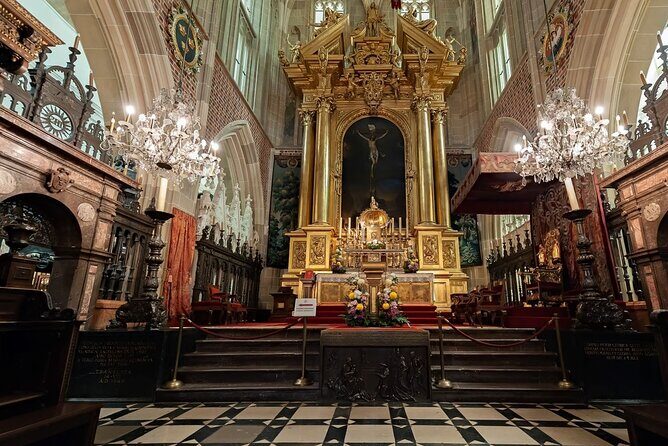 Wawel Castle and Cathedral with St Mary Basilica tour - Wawel Cathedral: coronations, crypts, and the Sigismund Bell moment