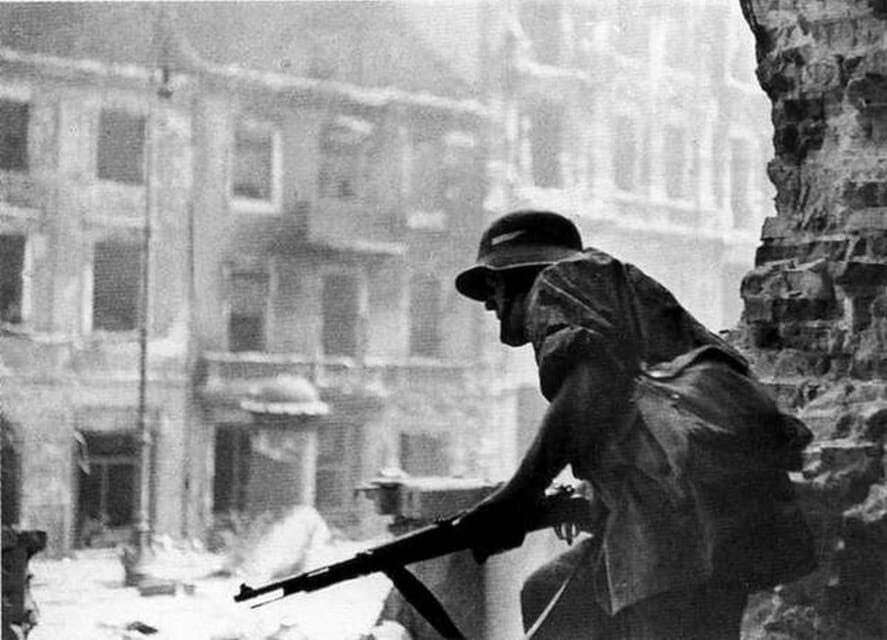 World War 2 in Warsaw walking tour in English - The former Jewish Ghetto area: uprising, courage, and cost