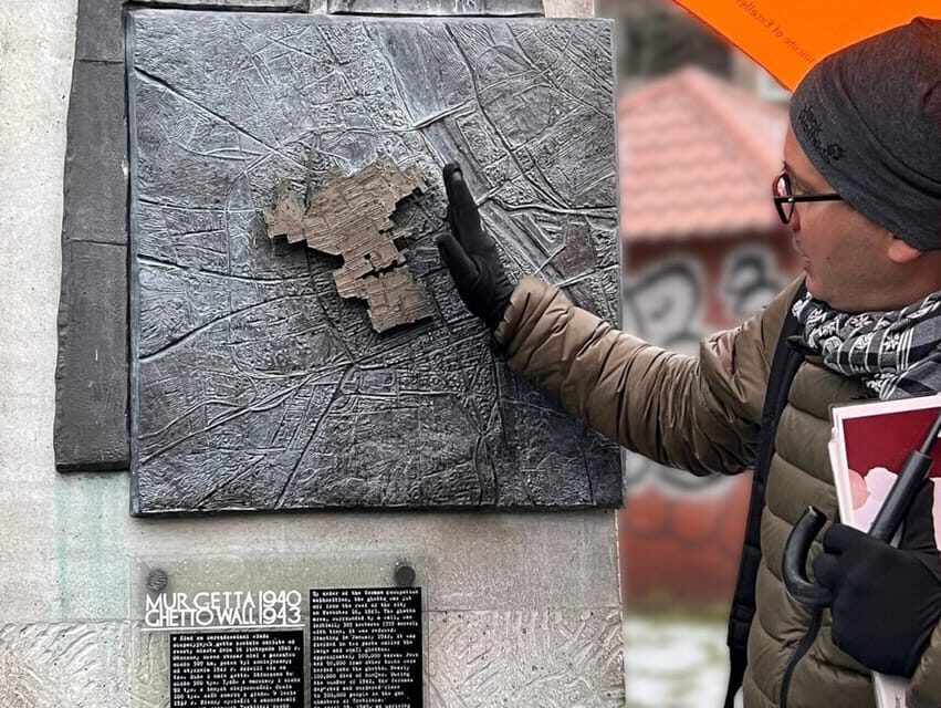 World War 2 in Warsaw walking tour in English - Small groups, group pace, and why the walk feels doable