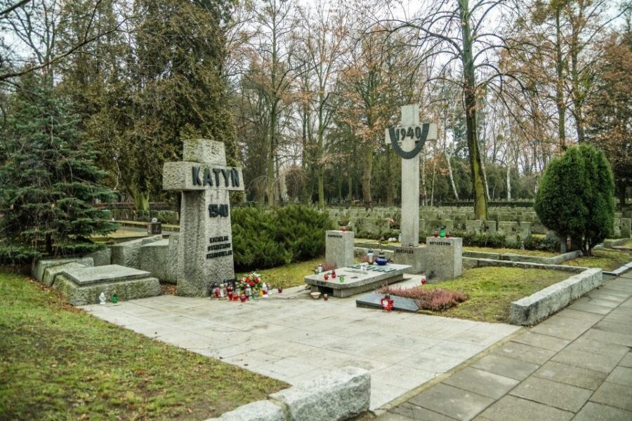 World War II Warsaw Old Town, Military Cemetery Walking Tour - The 4-hour option: Powązki Military Cemetery, public transport, and the Military Museum
